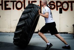 Krafttraining mit Reifen für Fitness im Kampfsport